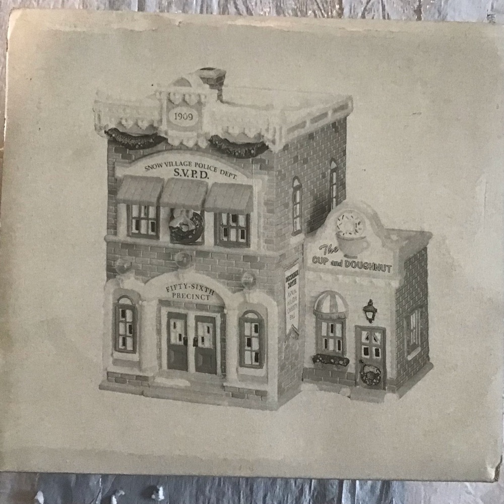 DEPT 56 SNOW VILLAGE 1996 VILLAGE POLICE STATION WITH BOX-RETIRED - Picture 2 of 3